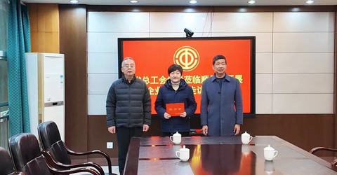 兩名女工患病，省上縣里都來慰問一一虹潤三重保障體系筑就員工幸福家